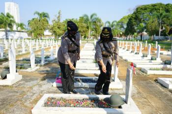 Hari Jadi Polwan ke-73, Polwan Polda Lampung Ziarah ke Makam Pahlawan